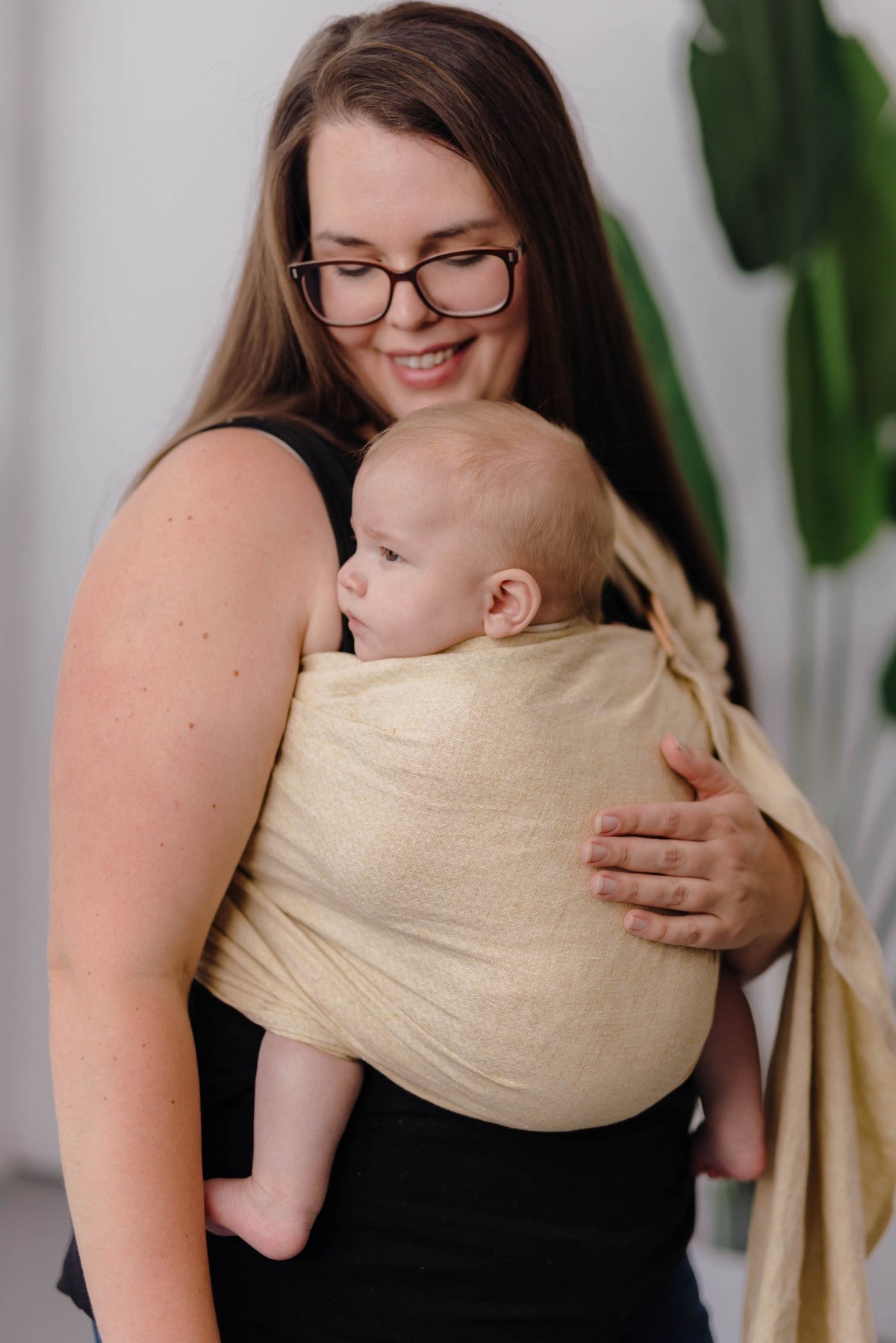 Women holding toddler in autumn cornsilk ring sling carrier made of OekoTex